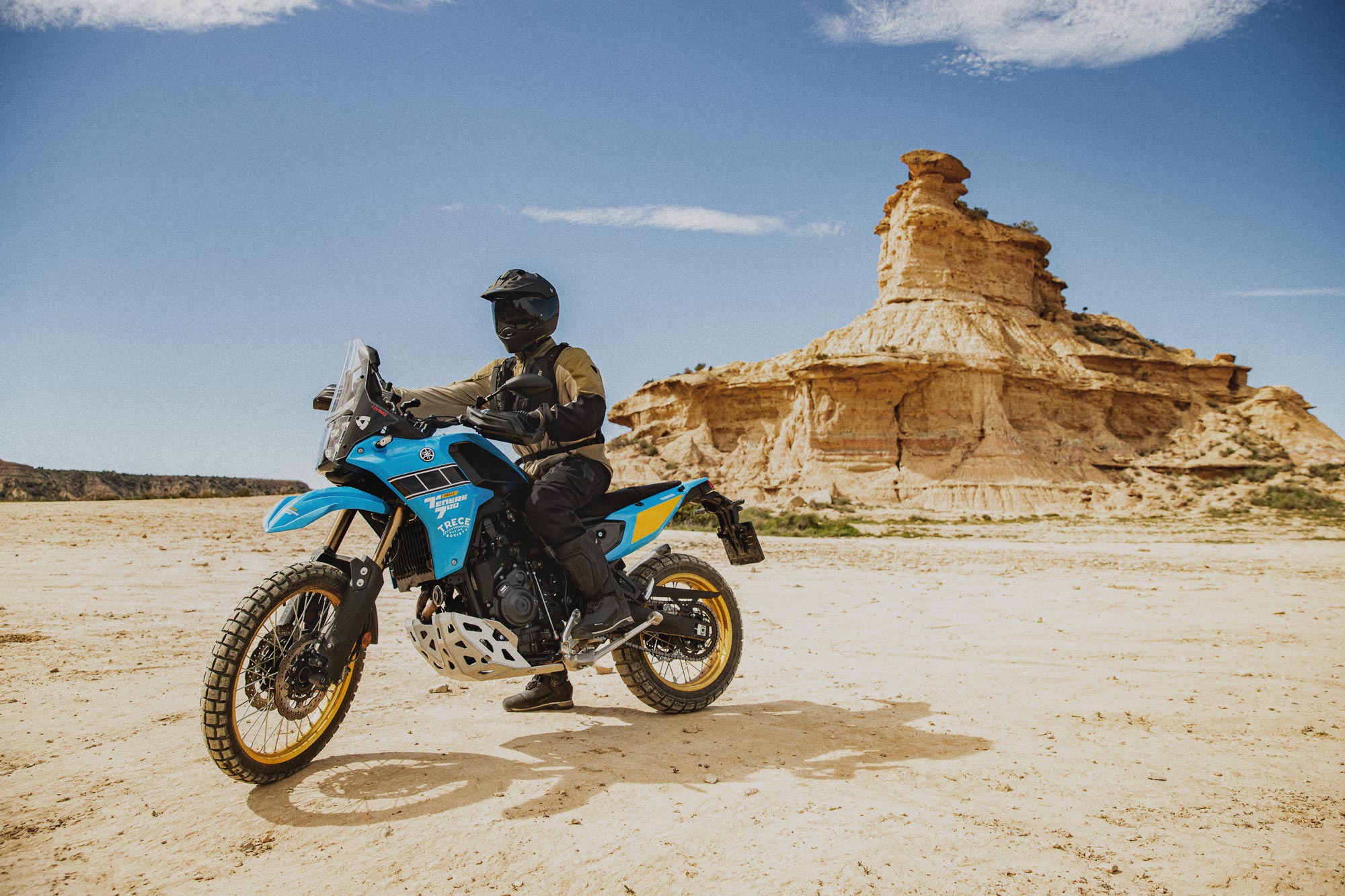 shoei_hornet-adv-06_mood_01