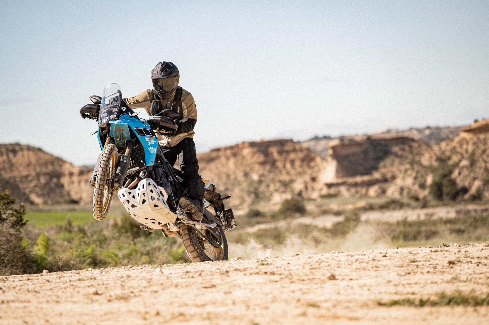 shoei_hornet-adv-06_mood_02