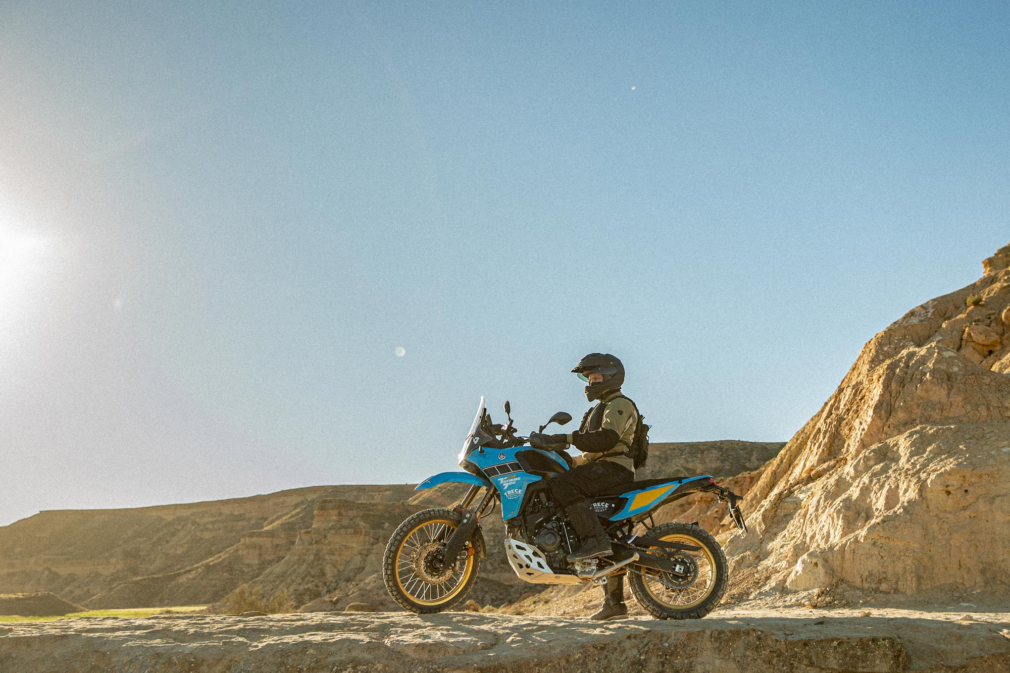 shoei_hornet-adv-06_mood_03