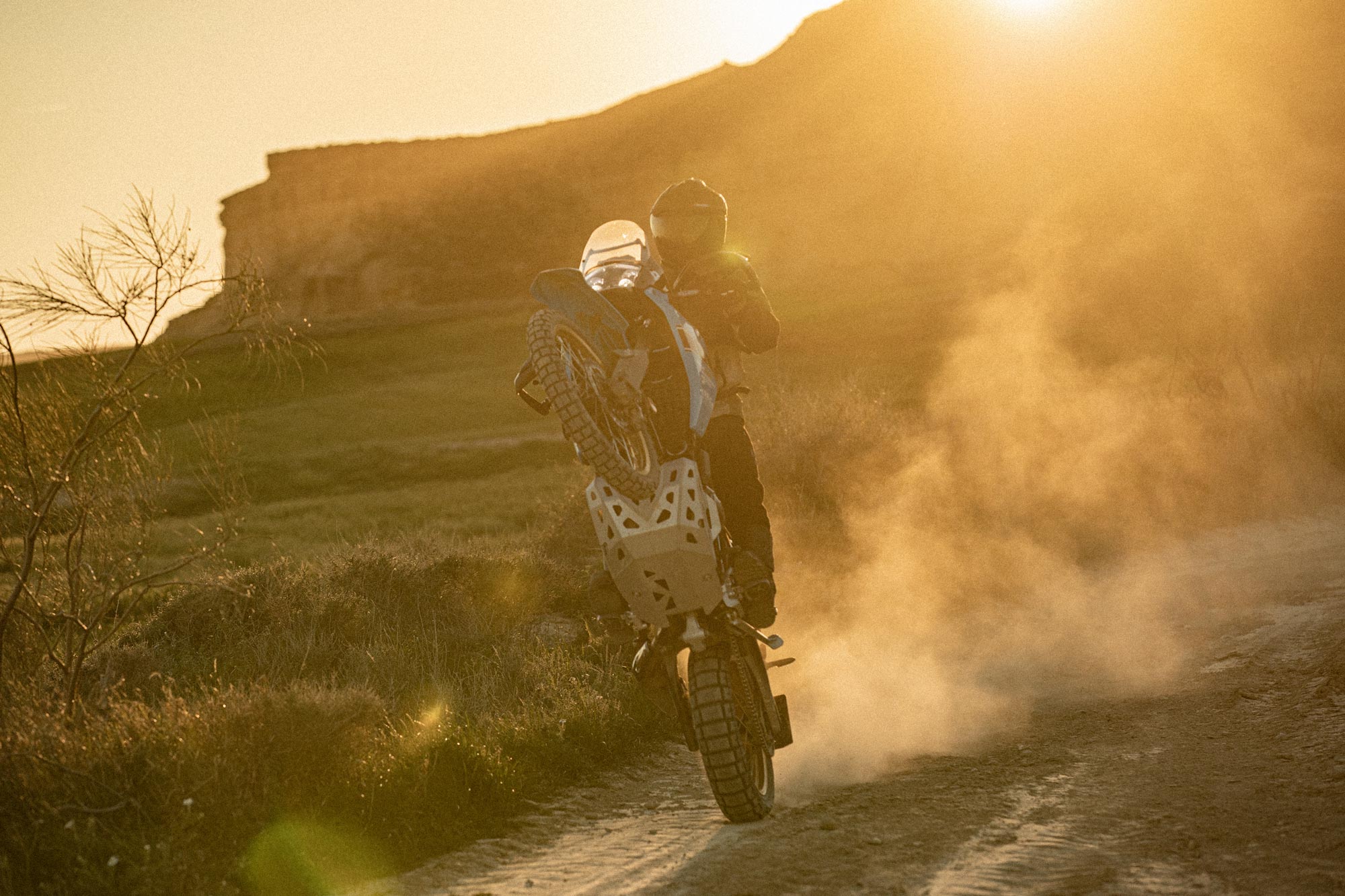 shoei_hornet-adv-06_mood_05