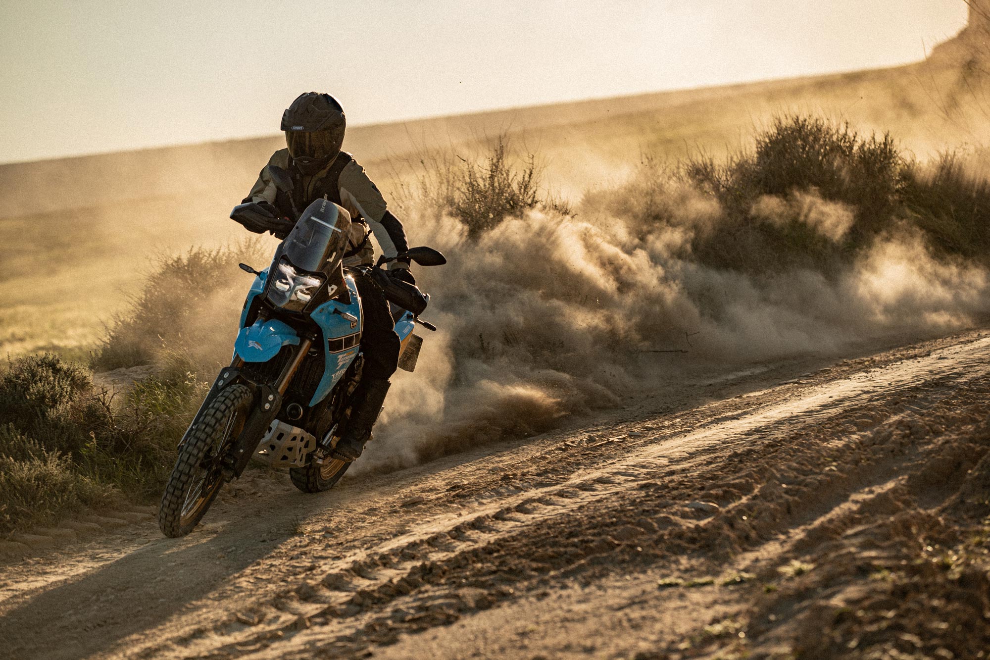 shoei_hornet-adv-06_mood_06