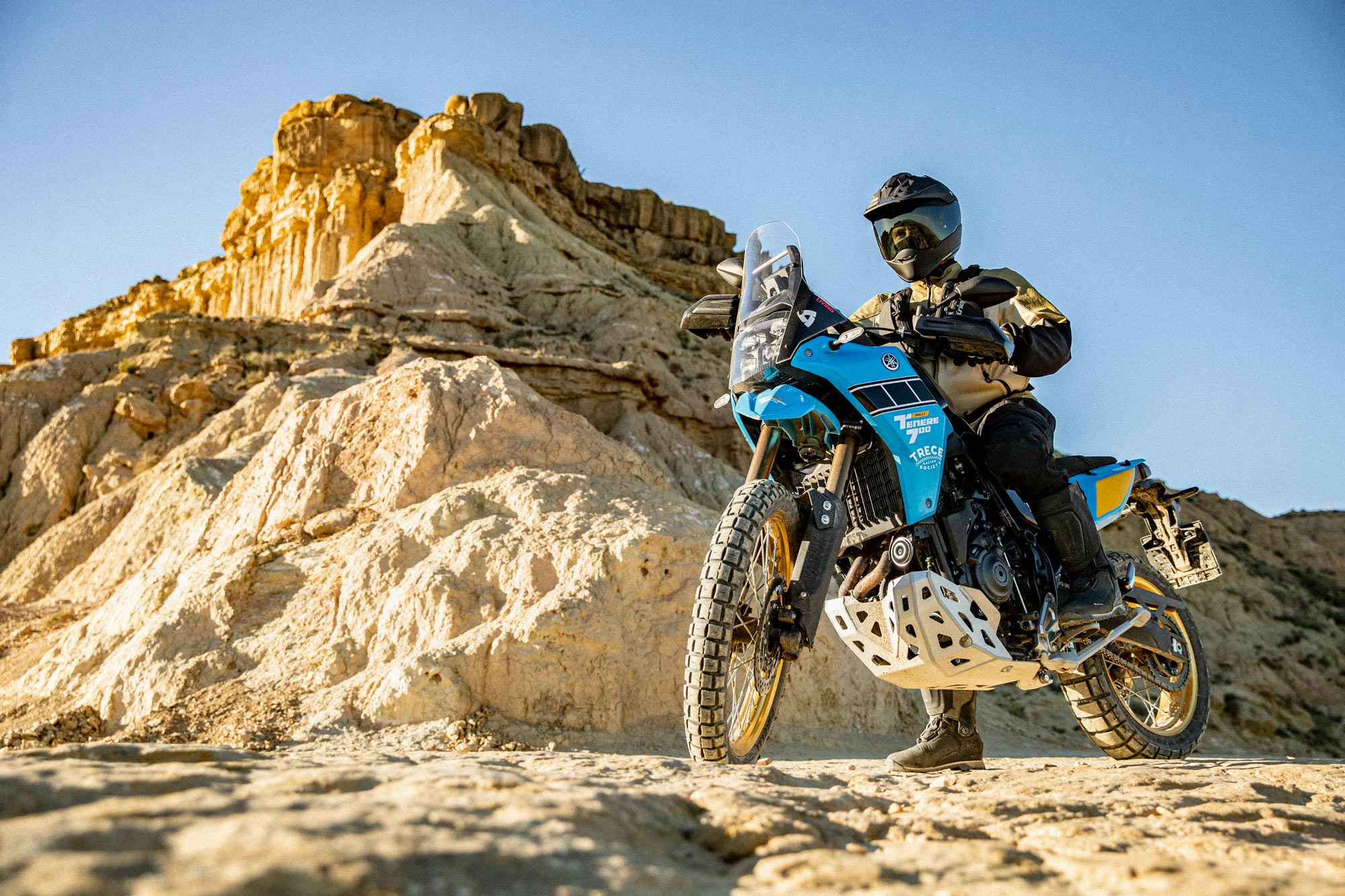 shoei_hornet-adv-06_mood_08