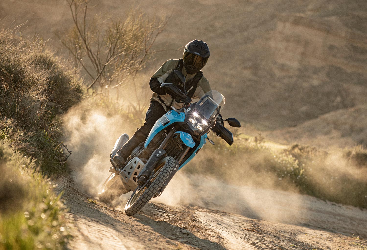 shoei_hornet-adv-06_mood_3er_03