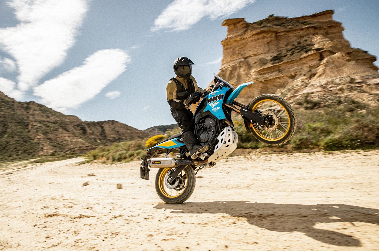 shoei_hornet-adv-06_mood_3er_04