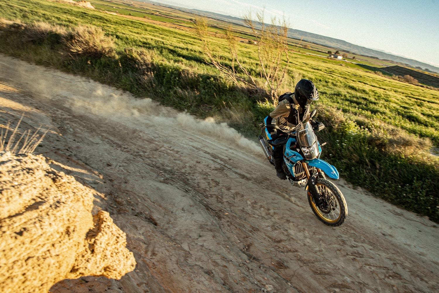 shoei_hornet-adv-06_mood_3er_05