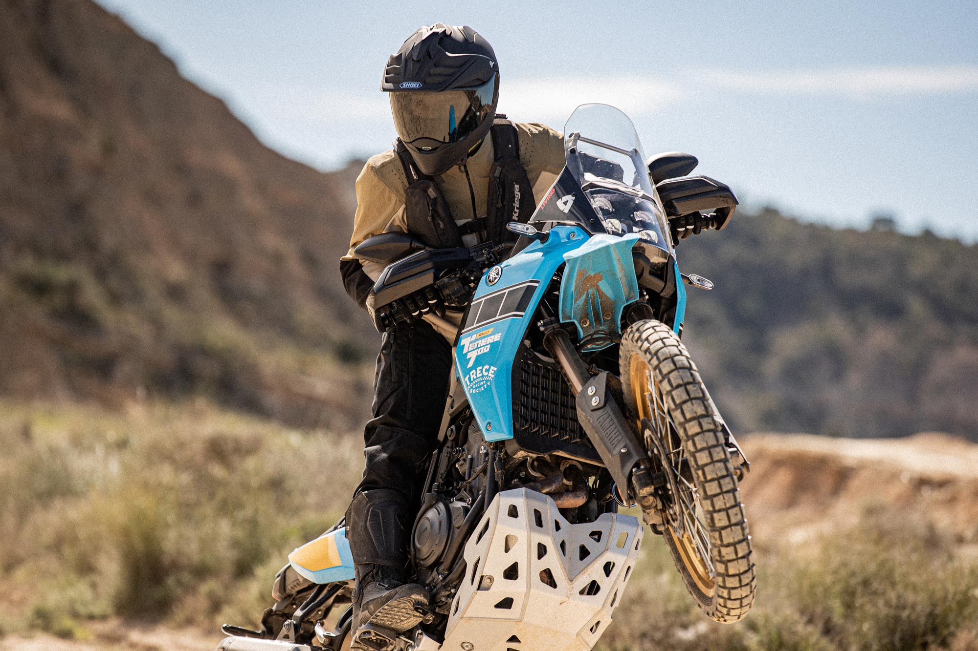 shoei_hornet-adv-06_mood_3er_06