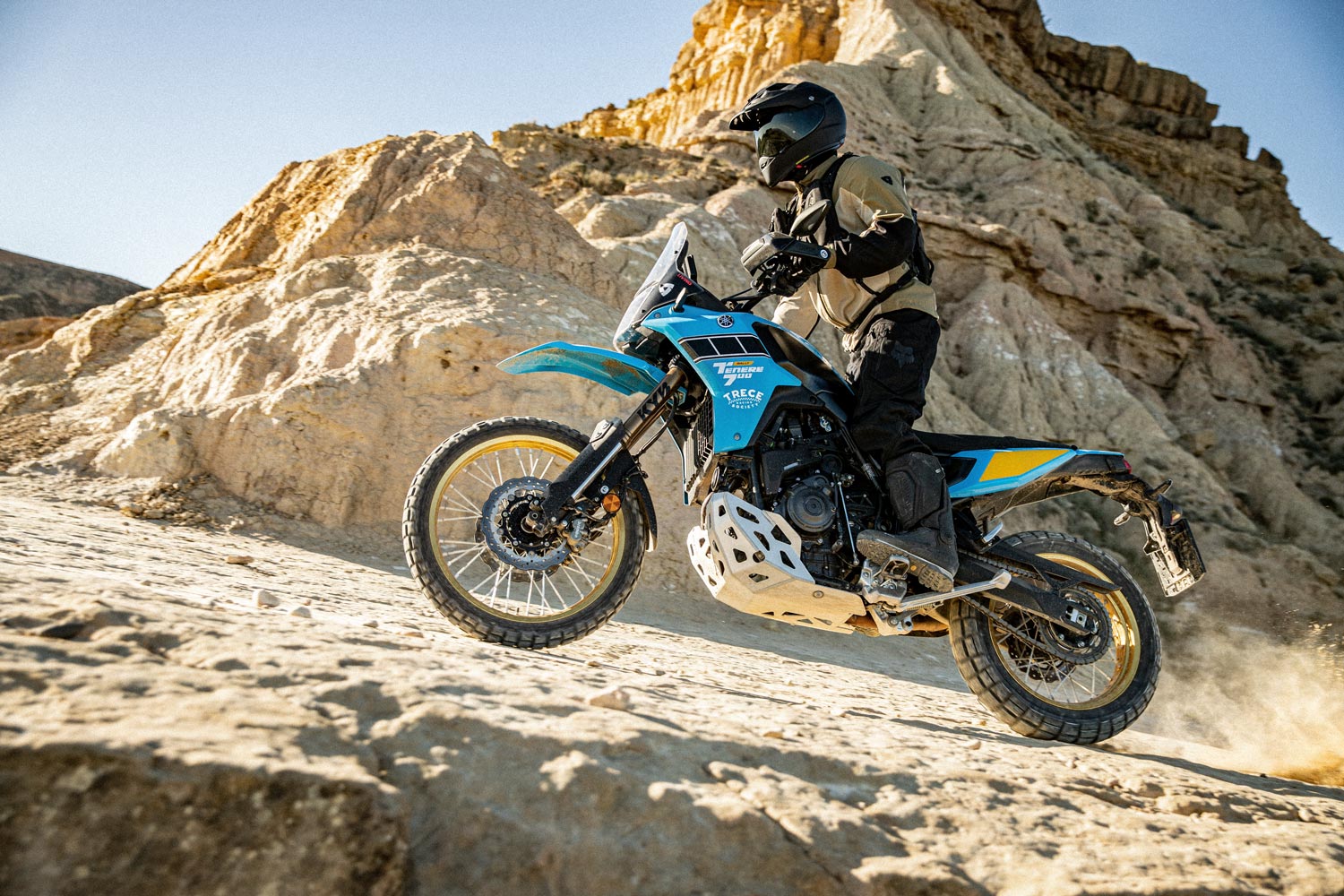 shoei_hornet-adv-06_mood_3er_07